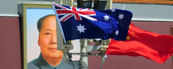 The national flags of Australia and China are displayed before a portrait of Mao Zedong facing Tiananmen Square - 俄罗斯卫星通讯社