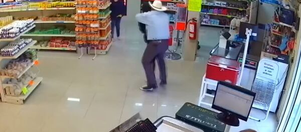 一名牛仔在墨西哥的商店內制服了劫匪 - 俄羅斯衛星通訊社