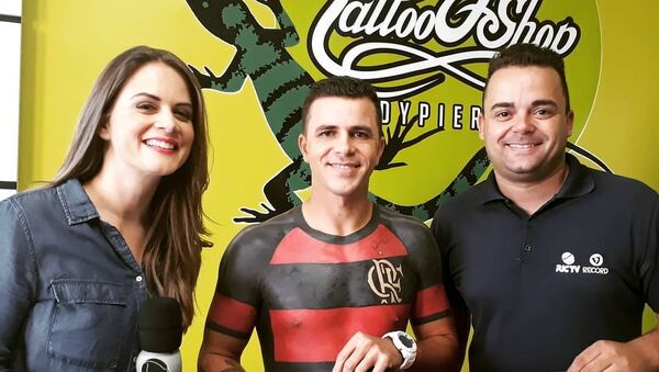 一个巴西人把自己最爱的俱乐部的球衣“纹”在了自己的身上 - 俄罗斯卫星通讯社