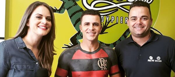 一个巴西人把自己最爱的俱乐部的球衣“纹”在了自己的身上 一个巴西人把自己最爱的俱乐部的球衣“纹”在了自己的身上 - 俄罗斯卫星通讯社