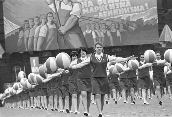 紅場上的體育遊行隊伍，1970年。 - 俄羅斯衛星通訊社