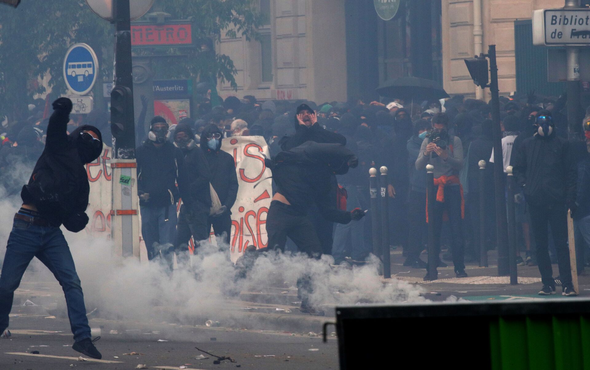 9张照片：经历“黄背心”抗议后的巴黎|巴黎人报|咖啡馆|街道_新浪新闻