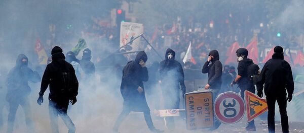 巴黎五一示威游行骚乱，导致102人被捕 - 俄罗斯卫星通讯社