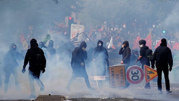 巴黎五一示威游行骚乱，导致102人被捕 - 俄罗斯卫星通讯社