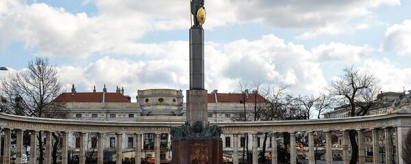 俄罗斯游客在维也纳市中心制止侮辱苏军烈士纪念碑的行为 - 俄罗斯卫星通讯社