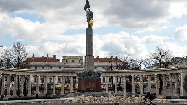 俄羅斯遊客在維也納市中心制止侮辱蘇軍烈士紀念碑的行為 - 俄羅斯衛星通訊社