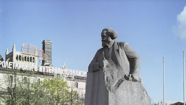 俄共和左翼运动代表在莫斯科向马克思纪念碑献花 - 俄罗斯卫星通讯社