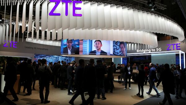 People stand at ZTE's booth during Mobile World Congress in Barcelona - 俄罗斯卫星通讯社