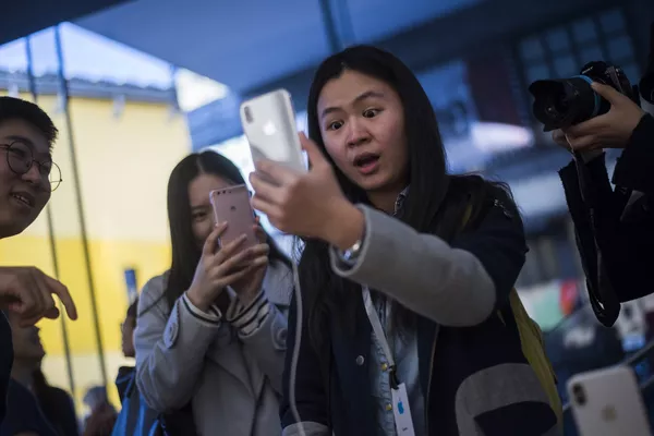 中國仍像過去一樣是世界工廠。包括Iphone在內的高科技成品,即便是在其它國家的某個地方研發,但主要部分仍在中國組裝。這意味著,對為組裝Iphone而供往中國的配件徵收關稅將導致成品價格上漲。 中國仍像過去一樣是世界工廠。包括Iphone在內的高科技成品,即便是在其它國家的某個地方研發,但主要部分仍在中國組裝。這意味著,對為組裝Iphone而供往中國的配件徵收關稅將導致成品價格上漲。 - 俄羅斯衛星通訊社