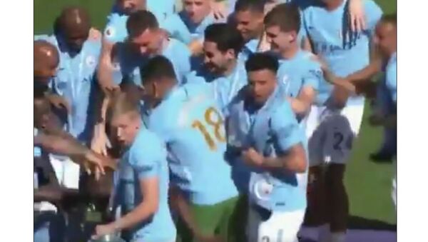 乌克兰足球运动员在庆祝活动期间失手碰倒英格兰冠军奖杯 - 俄罗斯卫星通讯社