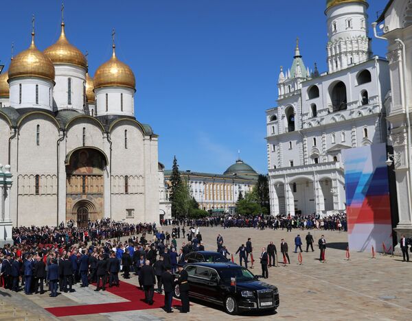 俄羅斯聯邦總統Aurus座駕停在莫斯科克里姆林宮教堂廣場上 - 俄羅斯衛星通訊社