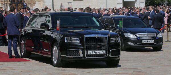 俄罗斯联邦总统Aurus座驾停在莫斯科克里姆林宫教堂广场上 俄罗斯联邦总统Aurus座驾停在莫斯科克里姆林宫教堂广场上 - 俄罗斯卫星通讯社