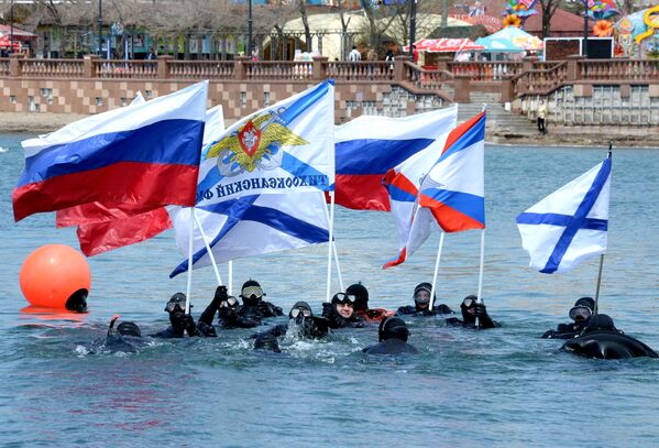 50多名俄罗斯和中国选手参加了为庆祝伟大卫国战争胜利而举办的第五届阿穆尔湾国际游泳比赛。 - 俄罗斯卫星通讯社