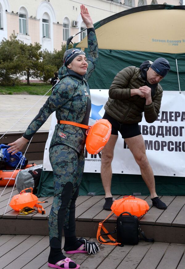 50多名俄羅斯和中國選手參加了為慶祝偉大衛國戰爭勝利而舉辦的第五屆阿穆爾灣國際游泳比賽。 - 俄羅斯衛星通訊社