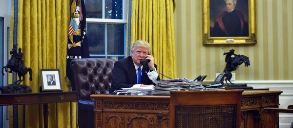 US President Donald Trump speaks on the phone US President Donald Trump speaks on the phone - 俄羅斯衛星通訊社