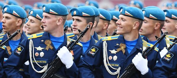 Курсанты Военно-воздушной академии имени профессора Н. Е. Жуковского и Ю. А. Гагарина на генеральной репетиции военного парада на Красной площади - 俄罗斯卫星通讯社