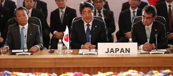 Премьер Японии Синдзо Абэ на трехстороннем саммите в Токио - 俄罗斯卫星通讯社