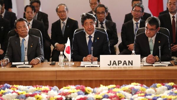 Премьер Японии Синдзо Абэ на трехстороннем саммите в Токио - 俄罗斯卫星通讯社