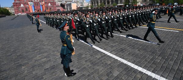 Военнослужащие парадных расчетов на военном параде, посвященном годовщине Победы в Великой Отечественной войне 1941-1945 годов - 俄羅斯衛星通訊社