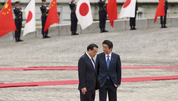 Chinese Premier Li Keqiang, left, and Japanese Prime Minister Shinzo Abe, right, attend a welcoming ceremony at Akasaka Palace state guesthouse in Tokyo - 俄罗斯卫星通讯社