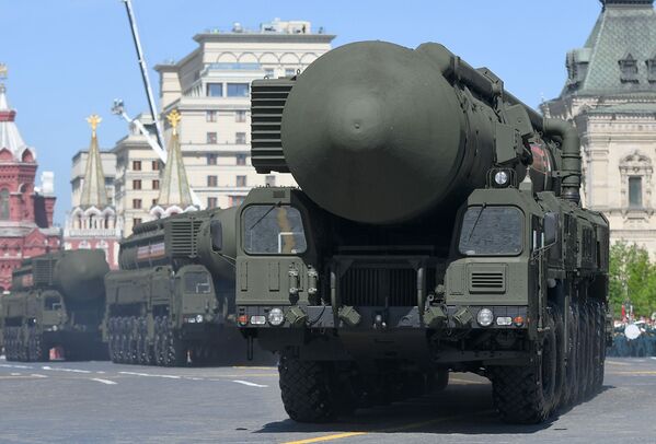 “亞爾斯”自動導彈發射系統向紅場行進，伴隨車輛有“虎式”和“愛國者”。 - 俄羅斯衛星通訊社