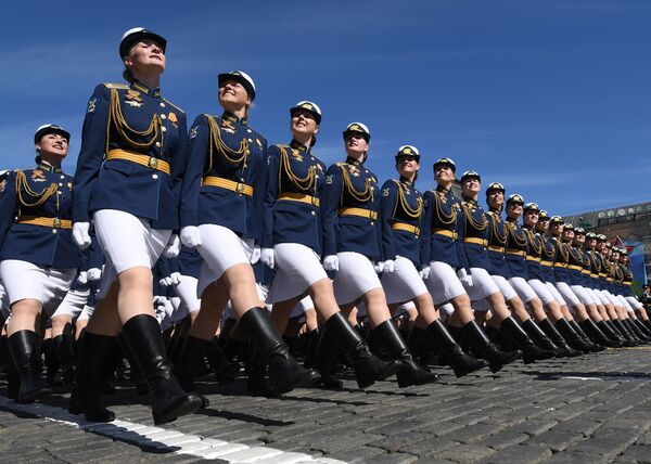 女军人受阅部队在红场接受检阅。 - 俄罗斯卫星通讯社