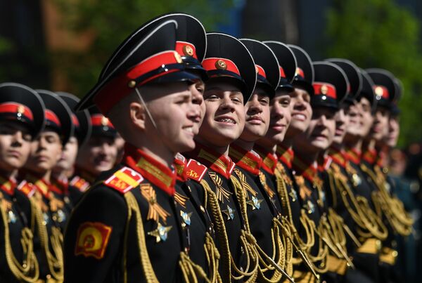 这是红场阅兵中最年轻的参加者。莫斯科苏沃洛夫军事学校连队正在通过。 - 俄罗斯卫星通讯社