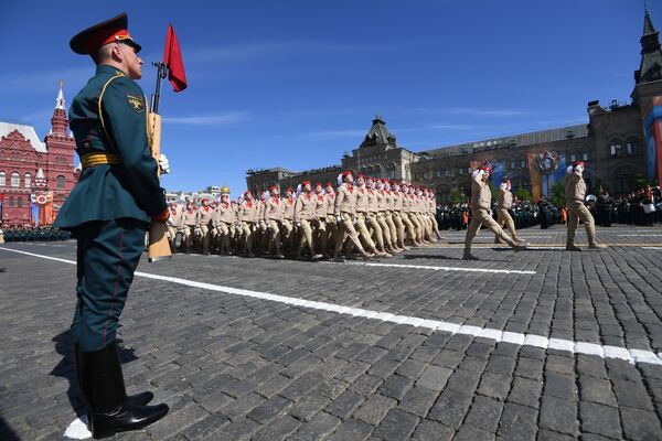 根据俄罗斯国防部倡议创建的军事爱国社会运动“少年军”阅兵联队从红场走过。 - 俄罗斯卫星通讯社