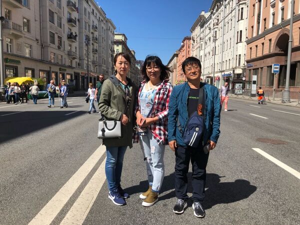 除了俄罗斯民众积极参与不朽军团的活动,很多旅俄华人也慕名前来观看游行 除了俄罗斯民众积极参与不朽军团的活动,很多旅俄华人也慕名前来观看游行 - 俄罗斯卫星通讯社