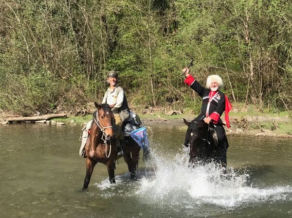 與新朋友合影 - 俄羅斯衛星通訊社