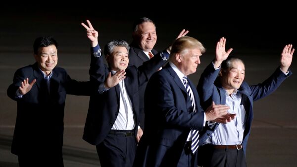 The three Americans formerly held hostage in North Korea gesture next to U.S.President Donald Trump and Secretary of State Mike Pompeo, upon their arrival at Joint Base Andrews - 俄羅斯衛星通訊社