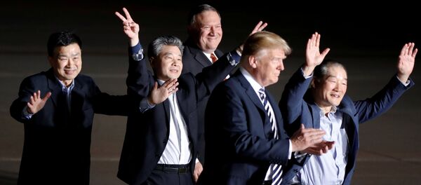 The three Americans formerly held hostage in North Korea gesture next to U.S.President Donald Trump and Secretary of State Mike Pompeo, upon their arrival at Joint Base Andrews - 俄罗斯卫星通讯社