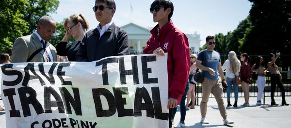 Protesters stand outside the White House as US President Donald Trump announces the United State's withdrawal from the Iran nuclear deal Protesters stand outside the White House as US President Donald Trump announces the United State's withdrawal from the Iran nuclear deal - 俄羅斯衛星通訊社