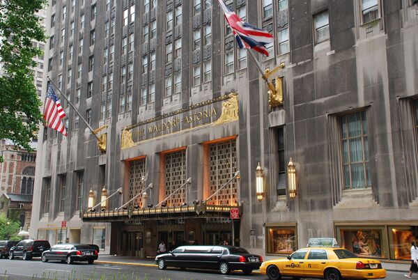 在中國政府施壓之下，安邦賣掉了2014年以19.5億美元收購的紐約華爾道夫酒店。此後，醜聞才被傳出。政府的強硬要求與打擊中國經濟中的灰犀牛有關。 - 俄羅斯衛星通訊社