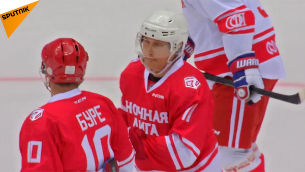 普京在夜间冰球联盟比赛中击进5球 - 俄罗斯卫星通讯社