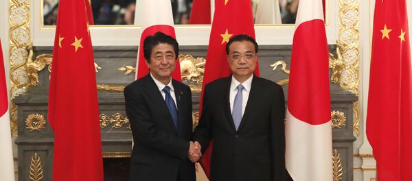 China's Premier Li Keqiang (R) shakes hands with Japan's Prime Minister Shinzo Abe (L) at the start of their bilateral talks - 俄罗斯卫星通讯社