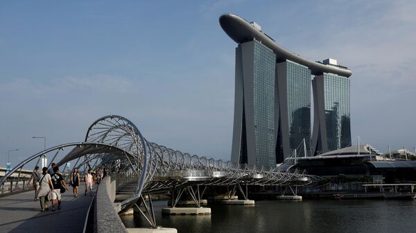 People walk past the Marina Bay Sands hotel in Singapore - 俄罗斯卫星通讯社