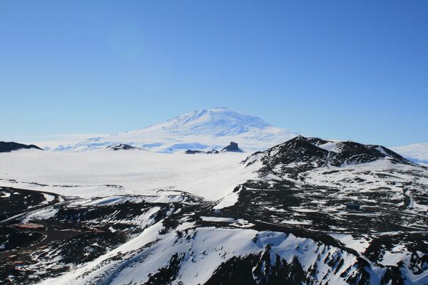 南极洲整个表面是学者们固定中微子的天然探测器，它可以无间断运行。 图片：埃里伯斯火山景色。 - 俄罗斯卫星通讯社