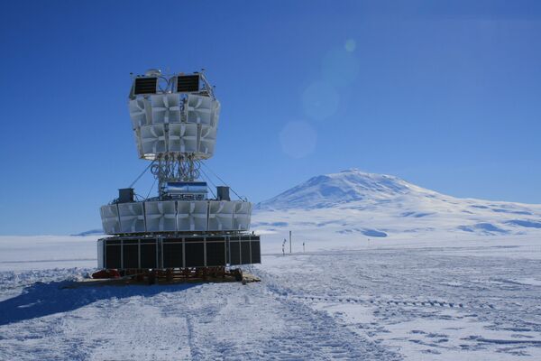 ANITA天线是无线电接收机的巨大电池。它高7米，质量大约为1吨。浮空器把天线升到37公里的高度，高能中微子就是在这里记录到的。 图片：ANITA天线部件。 - 俄罗斯卫星通讯社