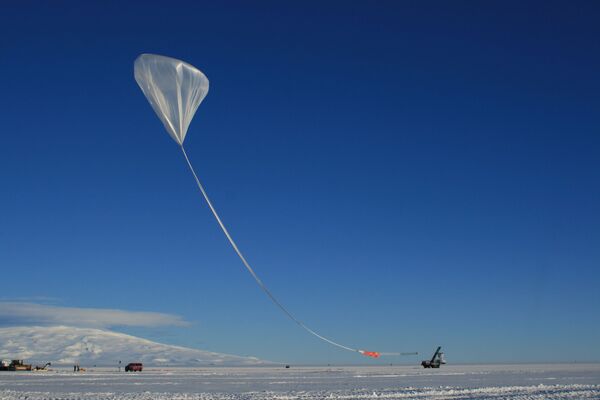 浮空器有助于看到几乎整个南极洲，记录距自己几百公里开外地方所发生的事情。 图片： ANITA-4启动（南极洲的夏夜） - 俄罗斯卫星通讯社