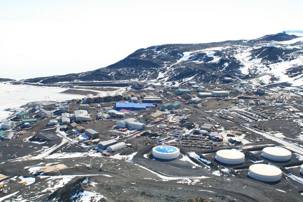 学者们在工作结束后回到麦克默多科考站。这是南极洲最大的居民点和研究中心。 图片：从观测山（Observation Hill）上俯瞰麦克默多科考站的整体情况。 - 俄罗斯卫星通讯社