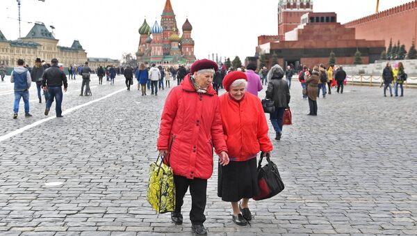 Пожилые люди на Красной площади в Москве - 俄罗斯卫星通讯社