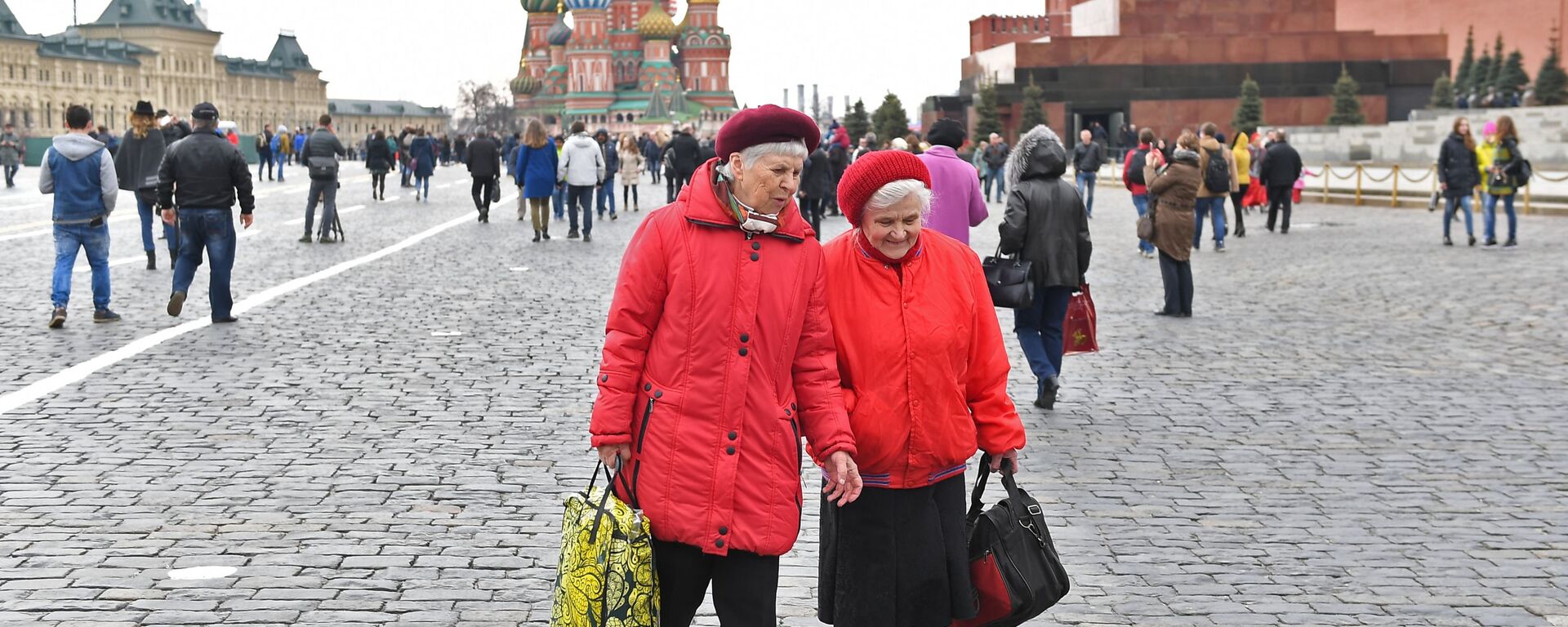Пожилые люди на Красной площади в Москве - 俄罗斯卫星通讯社, 1920, 10.05.2021