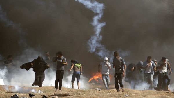 Palestinians clash with Israeli forces near the border between the Gaza strip and Israel east of Gaza City - 俄羅斯衛星通訊社