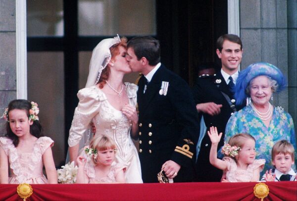 舉行婚禮後的安德魯王子與妻子薩拉 - 俄羅斯衛星通訊社