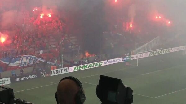 波兰球迷不小心把横幅“我们永不燃尽”烧没  （视频） - 俄罗斯卫星通讯社