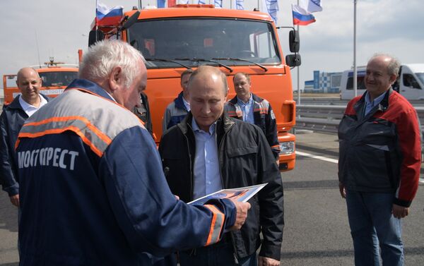 普京出席跨刻赤海峡大桥公路部分通车仪式 - 俄罗斯卫星通讯社