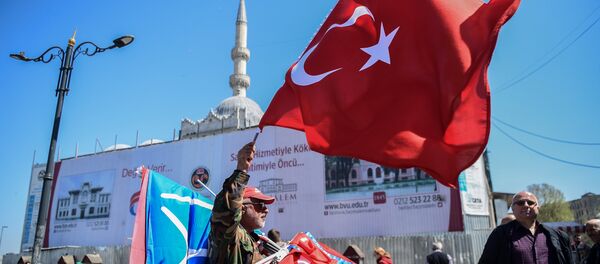 A flag vendor sells Turkish national flags - 俄羅斯衛星通訊社