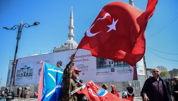 A flag vendor sells Turkish national flags - 俄罗斯卫星通讯社