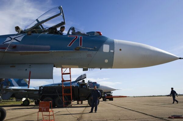 官兵們在做蘇-33飛行訓練準備工作。 - 俄羅斯衛星通訊社